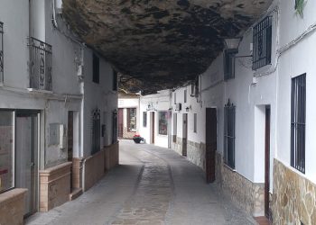 गर्मी छल्न विश्वको सबैभन्दा ठूलो चट्टानमुनि बास