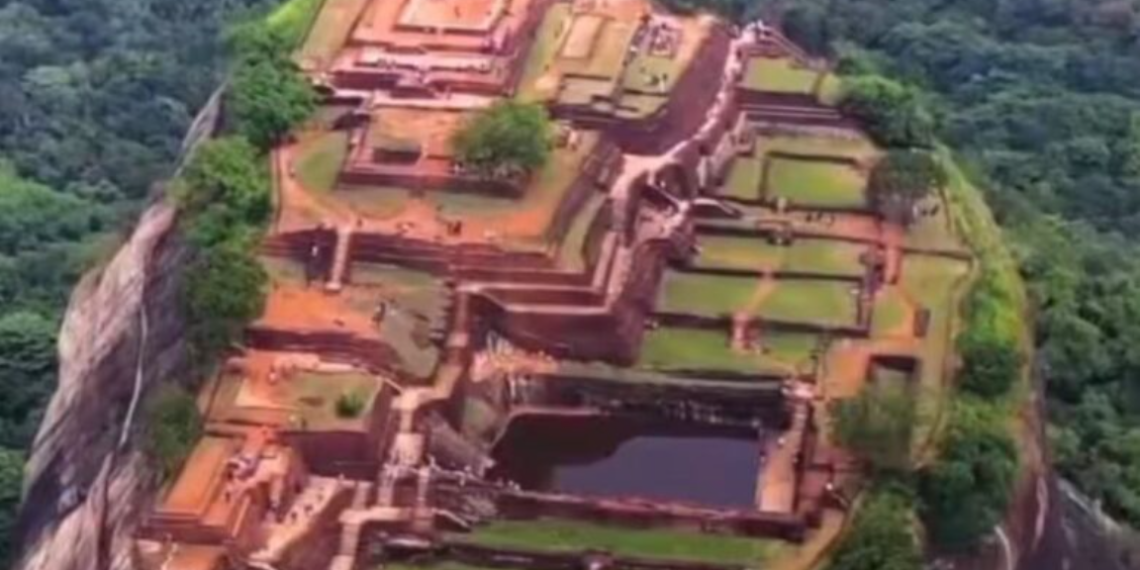 श्रीलंकामा बिशाल ढुंगामा ‘रावणको दरबार’, ८ सय फिट माथि पाैडी पाेखरी