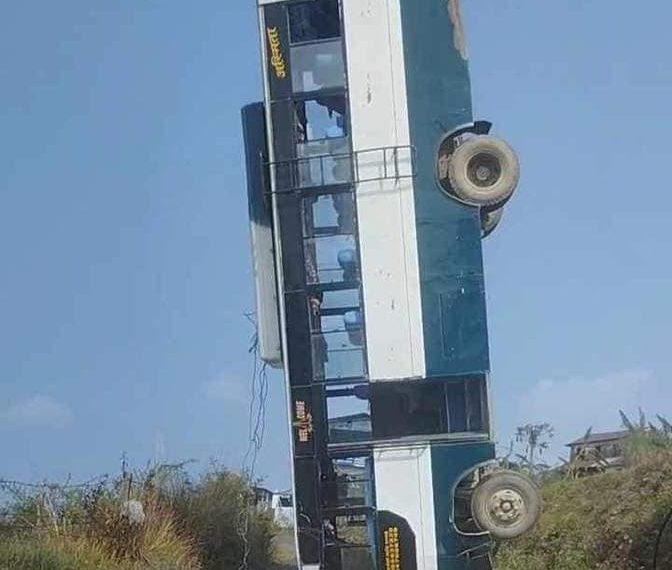 पोखरामा चालकले देखायो सडकै सर्कस बस ठाडोपरि उभिएपछि हेर्नेको भिड